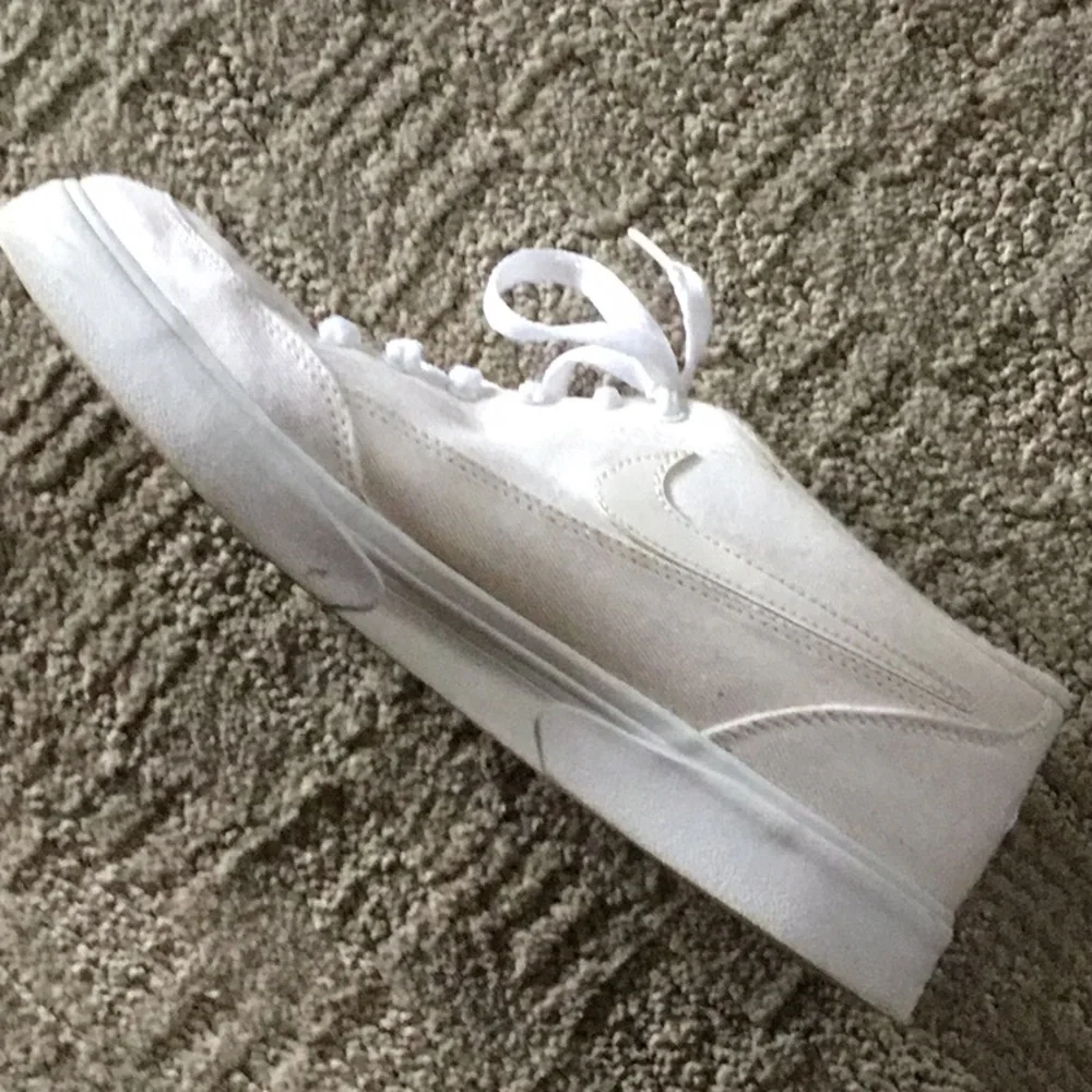 Nike white canvas tennies size 8.5